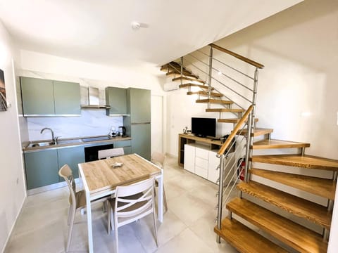 Kitchen or kitchenette, Dining area, oven, stove