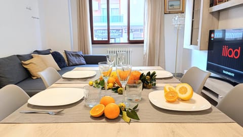 Living room, Food and drinks, Seating area, Dining area