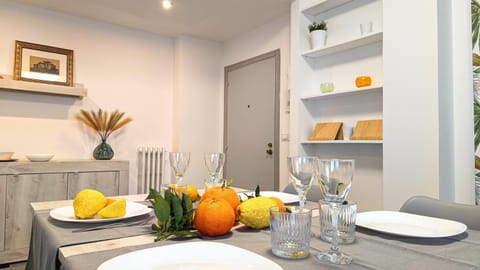 Living room, Food and drinks, Seating area, Dining area, Food