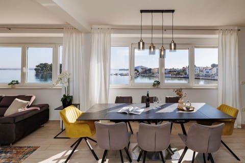 Seating area, Dining area