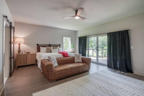 6BR Lakefront Private Dock & Bonfire Sleeps 12 House in Lake Oconee