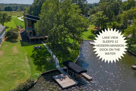 6BR Lakefront Private Dock & Bonfire Sleeps 12 House in Lake Oconee