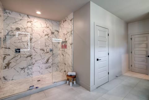 6BR Lakefront Private Dock & Bonfire Sleeps 12 House in Lake Oconee