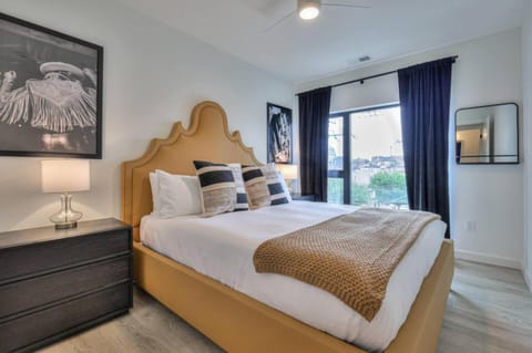 3BR2BA Lux Condo Pool Walk to Broadway 08mi House in The Gulch