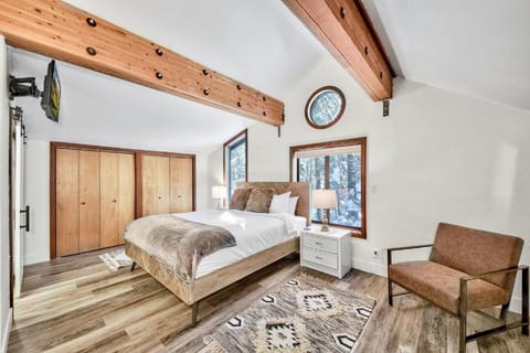 Cozy Cabin&HotTub Mins to N StarSki Sleeps 12 Cabin in Tahoe Vista