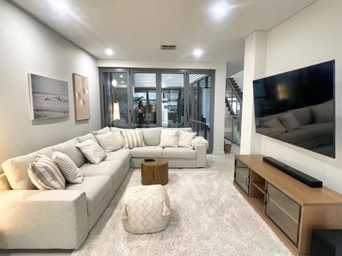 Communal lounge/ TV room, TV and multimedia, Living room, Evening entertainment