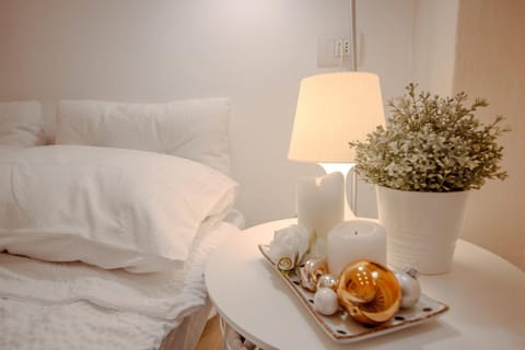 Bed, Food and drinks, Photo of the whole room, Bedroom