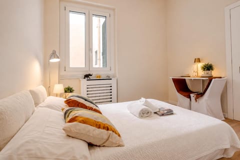 Bed, Decorative detail, Bedroom, towels