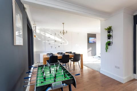 Newly Refurbed Home With Football Table Near M5 Junction 2 House in Oldbury