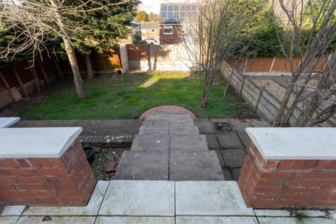 Newly Refurbed Home With Football Table Near M5 Junction 2 House in Oldbury