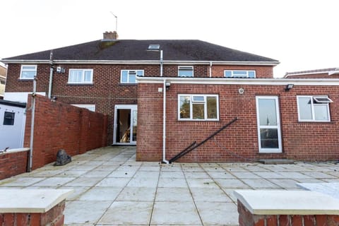 Newly Refurbed Home With Football Table Near M5 Junction 2 House in Oldbury