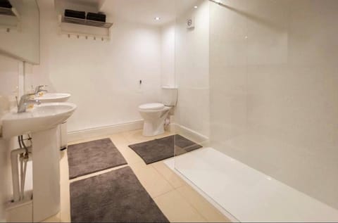 Guest home 10 Bed bunkhouse Apartment in Merthyr Tydfil