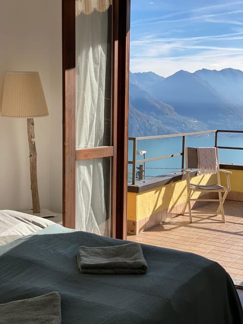Bed, Balcony/Terrace, Photo of the whole room, Bedroom, Lake view, Mountain view