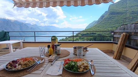 Day, View (from property/room), Balcony/Terrace, Dining area, Lake view, Lunch