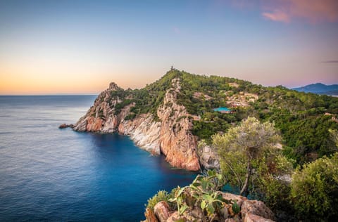 Property building, Nearby landmark, Day, Neighbourhood, Natural landscape, Summer, Beach, Mountain view, Sea view, Sunrise, Sunset