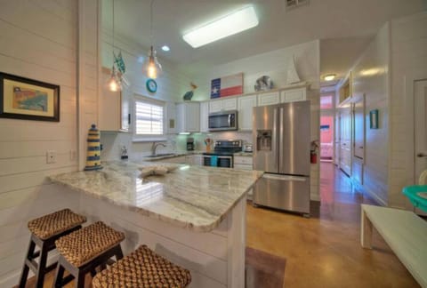 Sparkle Fish I Community Pool I Dog Friendly House in Port Aransas
