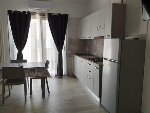 Kitchen or kitchenette, Dining area, stove