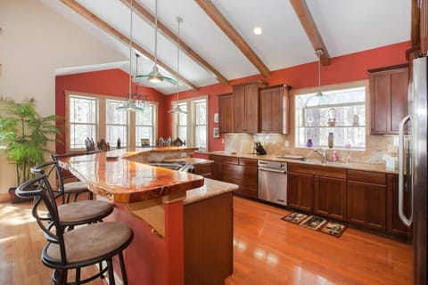 Kitchen or kitchenette, Lounge or bar