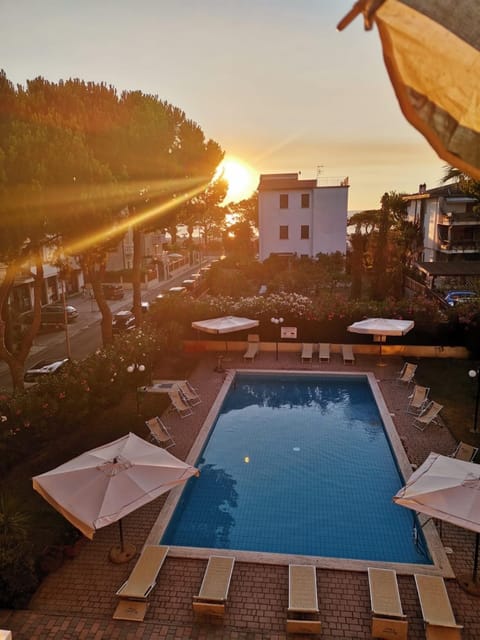 Swimming pool, Sunrise
