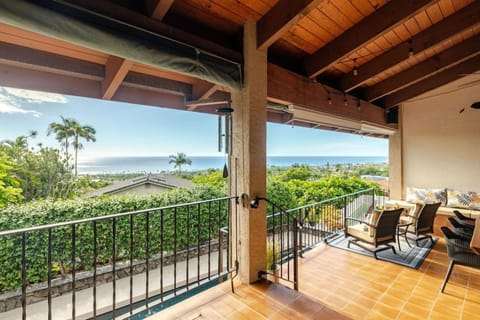 Grand Hawaiian Villa Ocean Views, Pool with Ohana Suite Villa in Holualoa