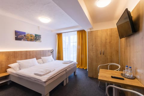 Bed, TV and multimedia, Photo of the whole room, Bedroom, towels