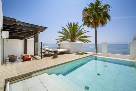 Property building, Balcony/Terrace, Swimming pool
