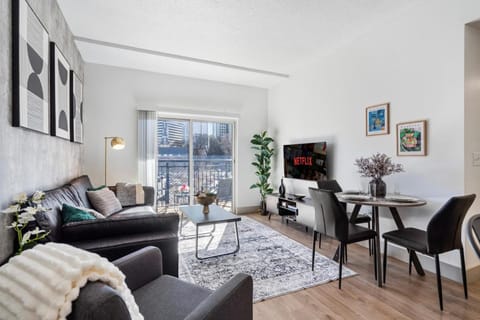 TV and multimedia, Living room, Evening entertainment