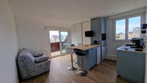 Communal lounge/ TV room, Coffee/tea facilities, Balcony/Terrace, Living room, dishwasher, microwave, oven, stove, washing machine