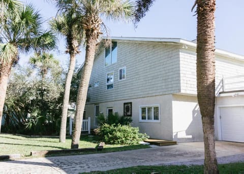 Beachfront home with expansive deck and direct beach access House in Fripp Island