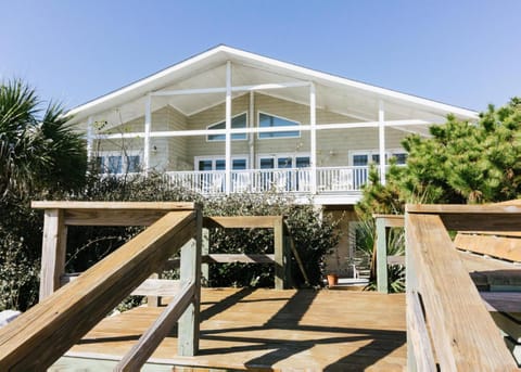 Beachfront home with expansive deck and direct beach access House in Fripp Island
