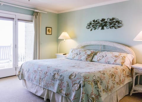 Beachfront home with expansive deck and direct beach access House in Fripp Island