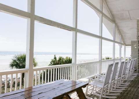 Beachfront home with expansive deck and direct beach access House in Fripp Island
