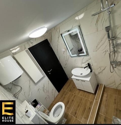 Shower, Toilet, Bathroom, towels