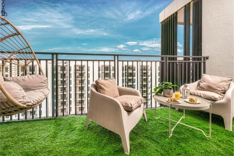 Day, Balcony/Terrace, Living room, Seating area, sunbed