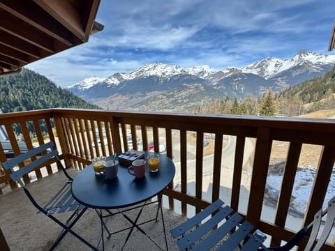 Patio, Nearby landmark, Natural landscape, Ski School, Ski School, Skiing, Skiing, View (from property/room), Balcony/Terrace, Dining area, Mountain view, Mountain view, Parking