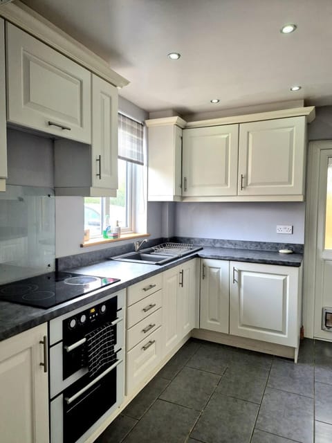 Large 3-Bed House Near Fosse Park - Free Parking Apartment in Leicester