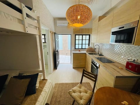 Kitchen or kitchenette, Dining area, oven