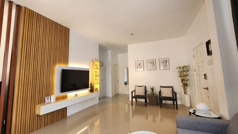 Communal lounge/ TV room, TV and multimedia, Living room, Seating area, Evening entertainment