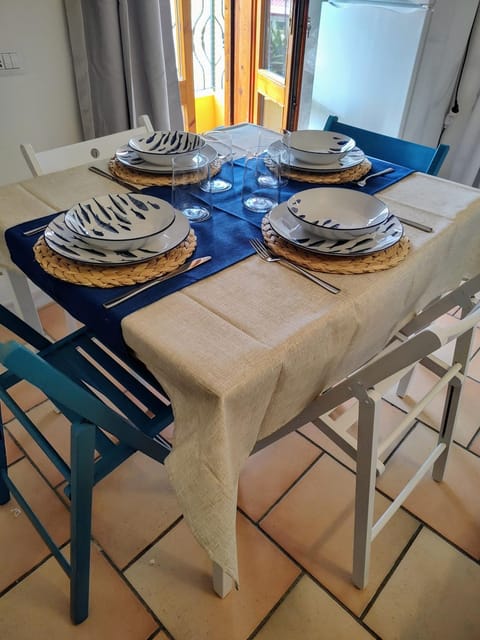 Living room, Food and drinks, Dining area, Food