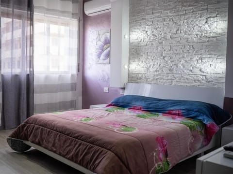 Bed, TV and multimedia, Bedroom