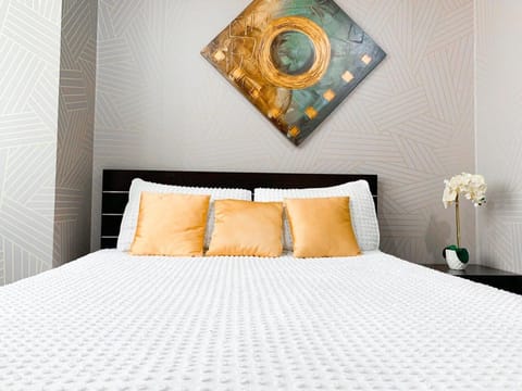 Bed, Photo of the whole room, Decorative detail, Bedroom, towels