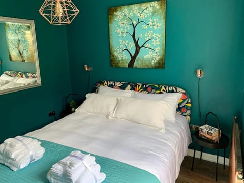 Bed, Bedroom, towels