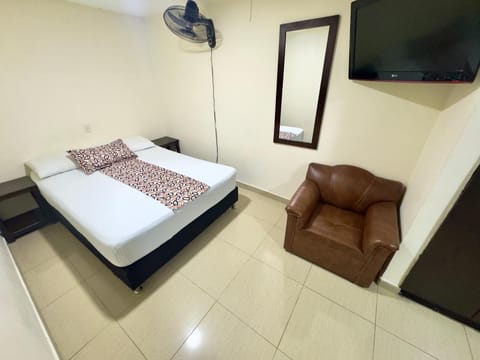 Bed, TV and multimedia, Living room, Photo of the whole room, Seating area, Bedroom