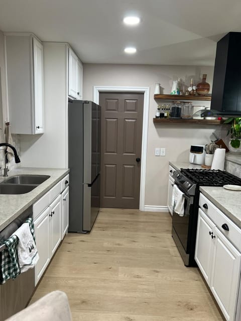 Luxury Home LA Big Bear & LV 5 Mins to Mall House in Victorville