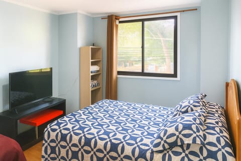 Bed, TV and multimedia, Photo of the whole room, Bedroom