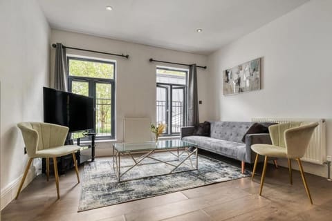 Communal lounge/ TV room, TV and multimedia, Living room, Seating area, Evening entertainment