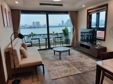 Communal lounge/ TV room, TV and multimedia, View (from property/room), Balcony/Terrace, Living room, Seating area, Evening entertainment, Lake view