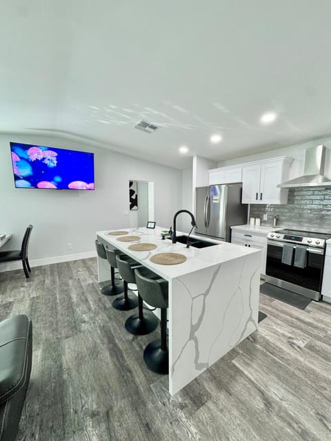 Kitchen or kitchenette, Dining area, oven