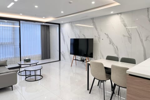 TV and multimedia, Living room, Seating area, Evening entertainment