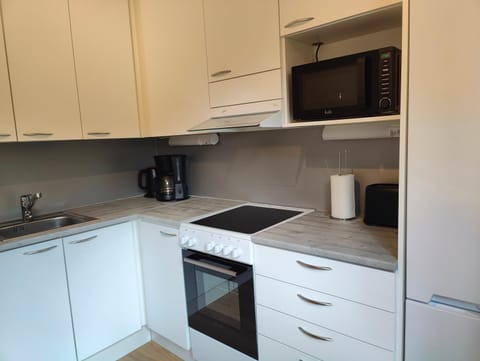 Coffee/tea facilities, Kitchen or kitchenette, dishwasher, oven, stove, toaster